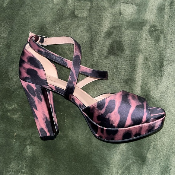 Leopards print crossover strap buckle heels - Picture 4 of 7